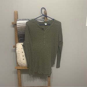 Army green henley long sleeve/ribbed pattern. Size XS. From Old navy!